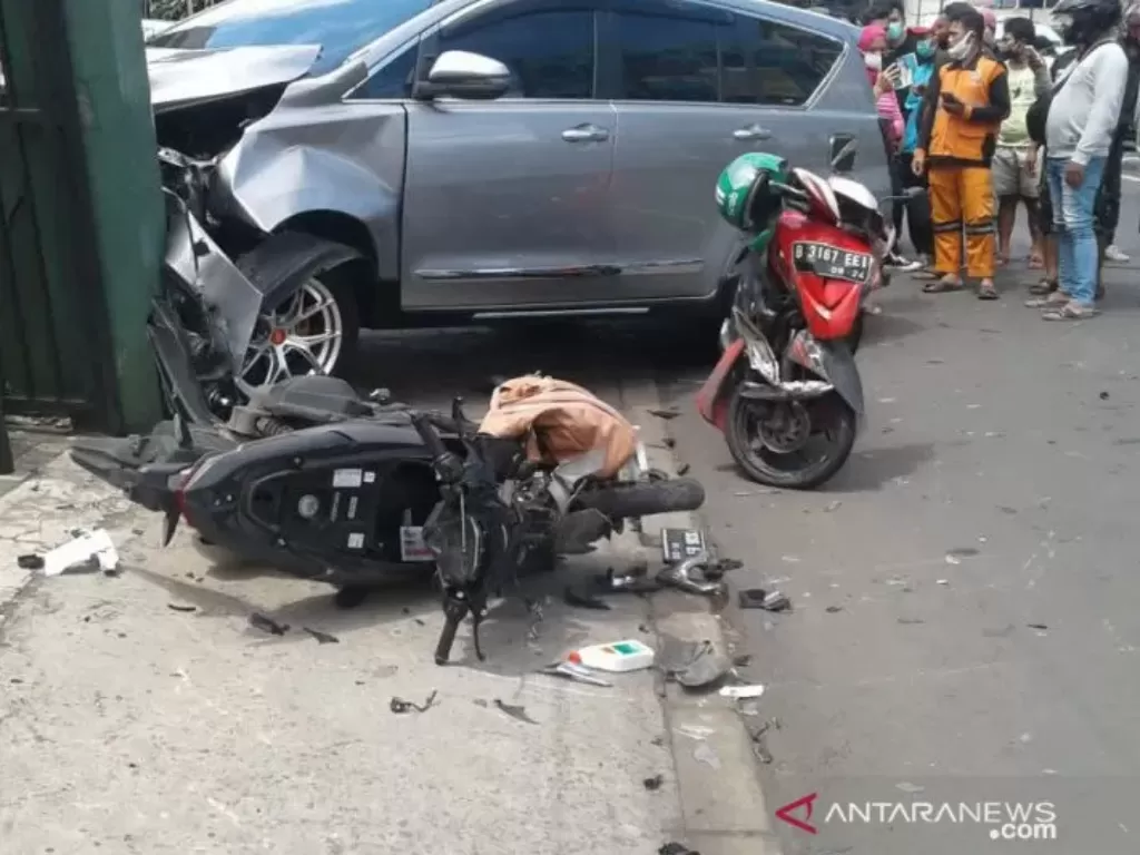 Kecelakaan maut terjadi di Jalan Raya Ragunan, Pasar Minggu, menewaskan seorang perempuan dan melukai pengendara lainnya, Jumat (25/12/2020).  (photo/ANTARA/Laily Rahmawaty)