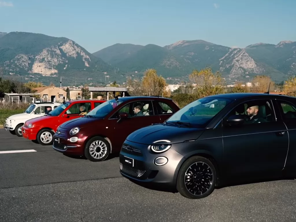 Mobil Fiat 500e, 500 1.2, 500 Cinquecento Sporting, dan 500L (photo/YouTube/Motor1 Italia)