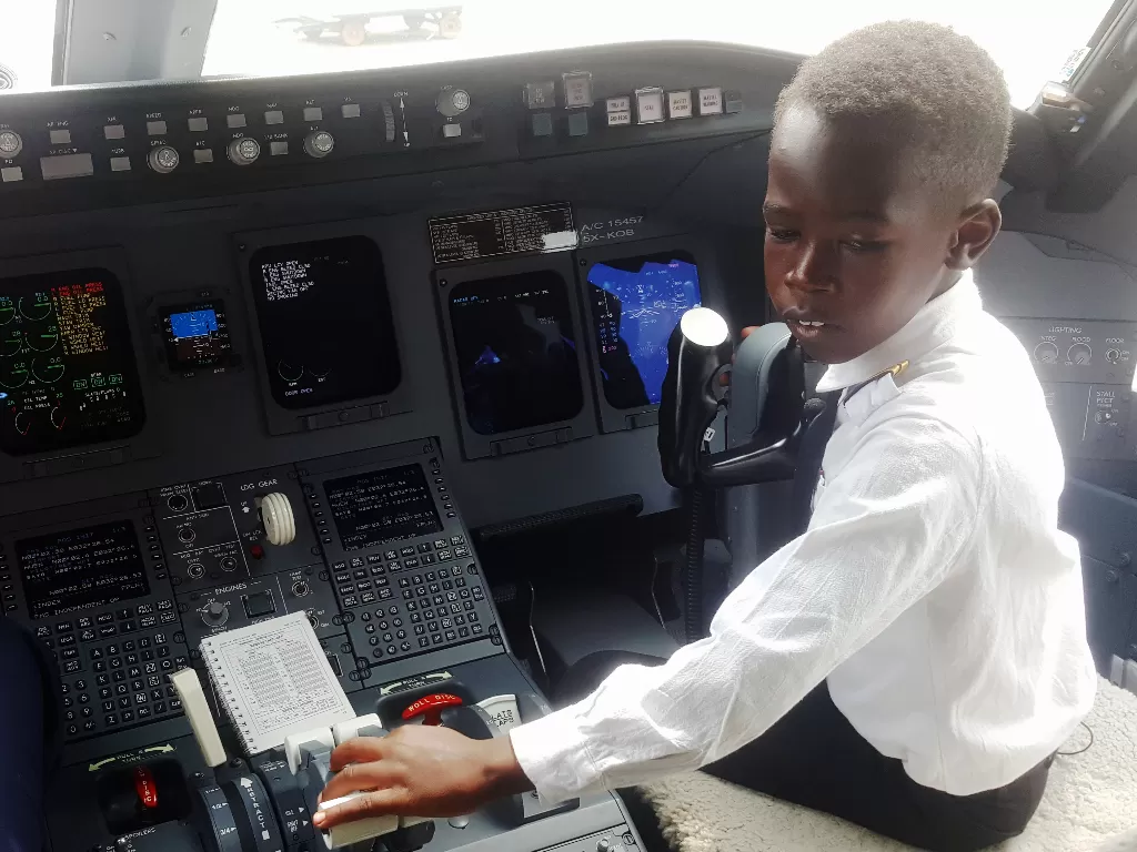 Graham Shema, bocah 7 tahun asal Uganda yang sudah jadi Co-pilot pesawat 3 kali. (REUTERS/STRINGER)