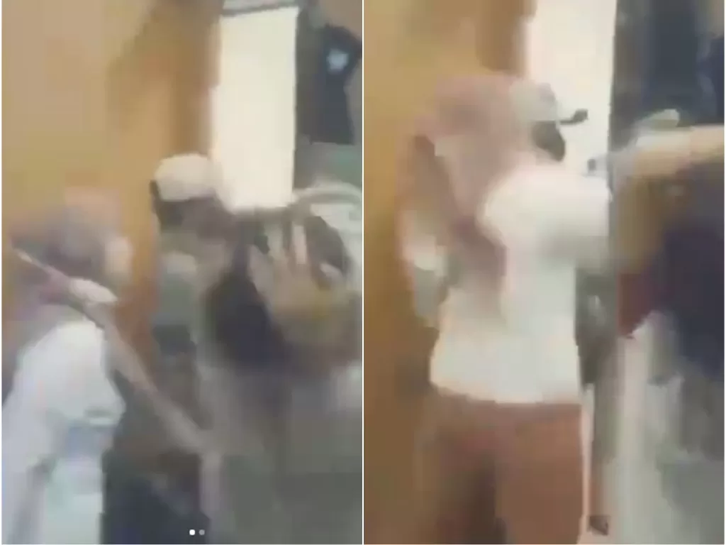 Seorang wanita memukul ramaja yang terlibat tawuran saat digiring di dalam kantor polisi (ist)