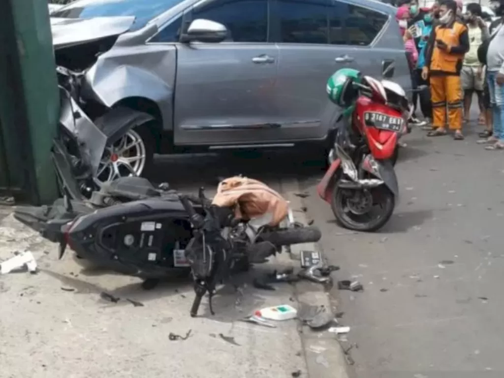 Kecelakaan maut terjadi di Jalan Raya Ragunan, Pasar Minggu, menewaskan seorang perempuan dan melukai pengendara lainnya, Jumat (25/12/2020). (ANTARA/Laily Rahmawaty)