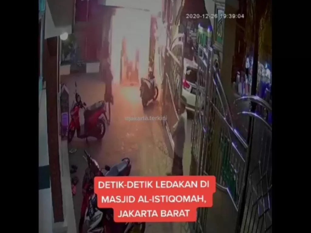 Detik-detik meledaknya bom molotov ke Masjid Al-Istiqomah, Duri Kosambi, Cengkareng, Jakarta Barat. (Foto: Tangkapan Layar Instagram @Jakarta.terkini)