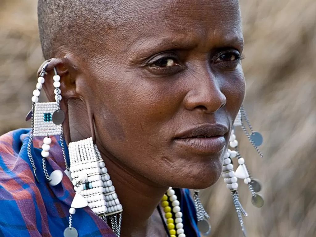 Ilustrasi wanita Kenya yang memanjangkan telinga. (Wikiwand)