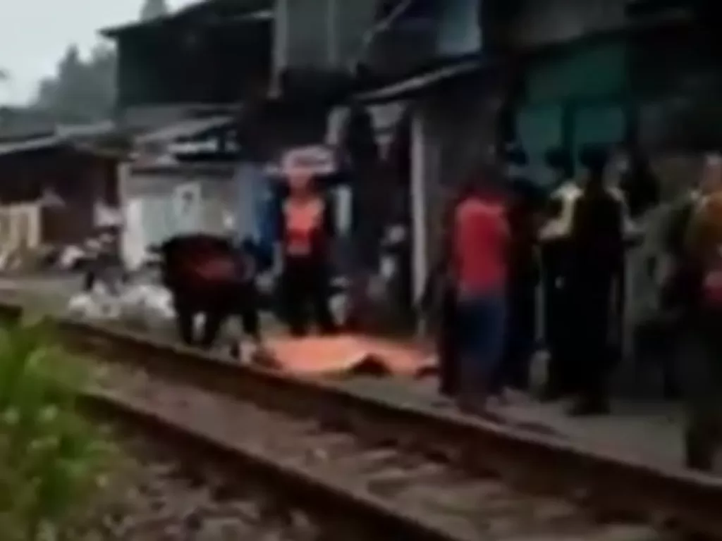 Proses evakuasi jenazah korban tewas tersambar kereta api di Surabaya (Tangkapan layar @ pardireareo04)