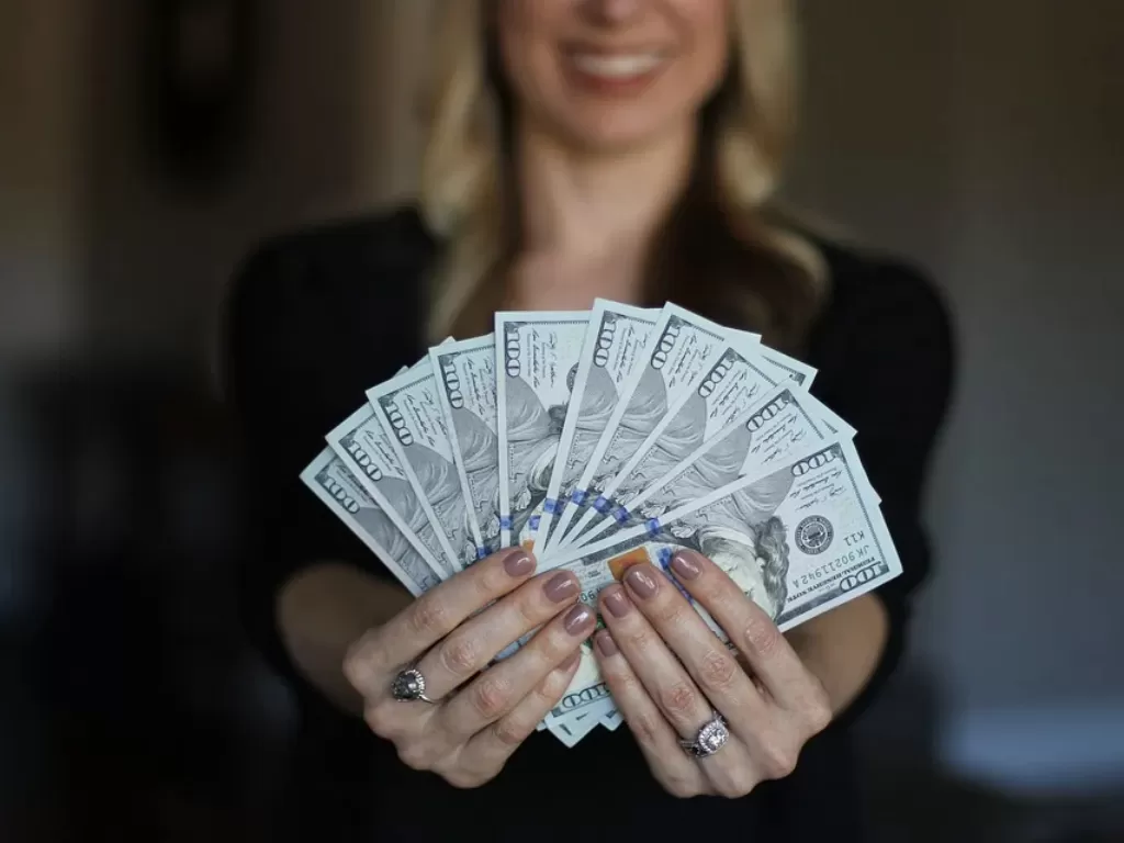 Ilustrasi uang dan kebahagiaan. (Pixabay/Sallyjermain)