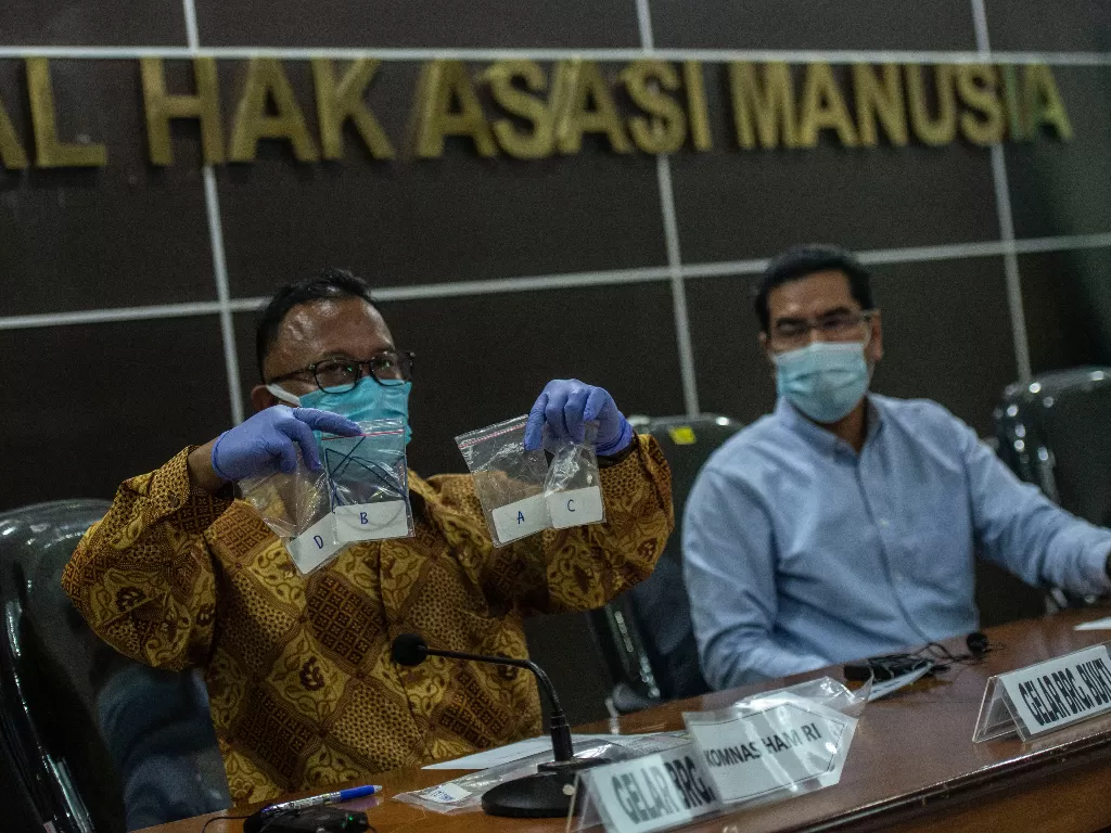 Komisioner Komnas HAM Mohammad Choirul Anam (kiri) menunjukan barang bukti berupa bagian CCTV disaksikan Wakil Ketua Eksternal Komnas HAM Amiruddin (tengah). (FOTO: ANTARA/Aprillio Akbar)