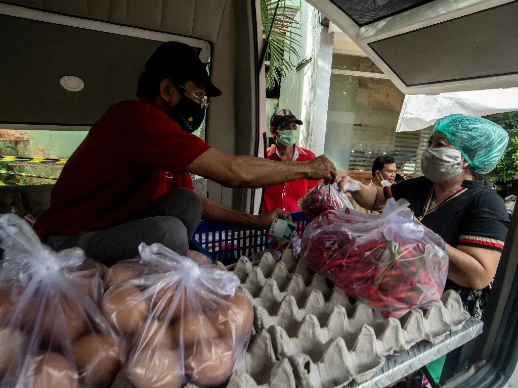 Petugas melayani pembeli cabai (ANTARA FOTO/Muhammad Adimaja)