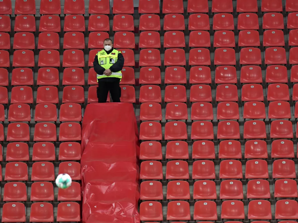 Kondisi kursi stadion tim Bundesliga kosong tanpa penonton di tengah pandemi Covid-19. (REUTERS/BERND THISSEN)