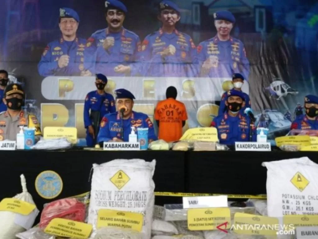 Polisi saat merilis pengungkapan kasus penyimpanan 2,4 ton bom ikan di sebuah rumah di wilayah Bangkalan di Surabaya, Senin (28/12/2020). (ANTARA/Didik Suhartono)