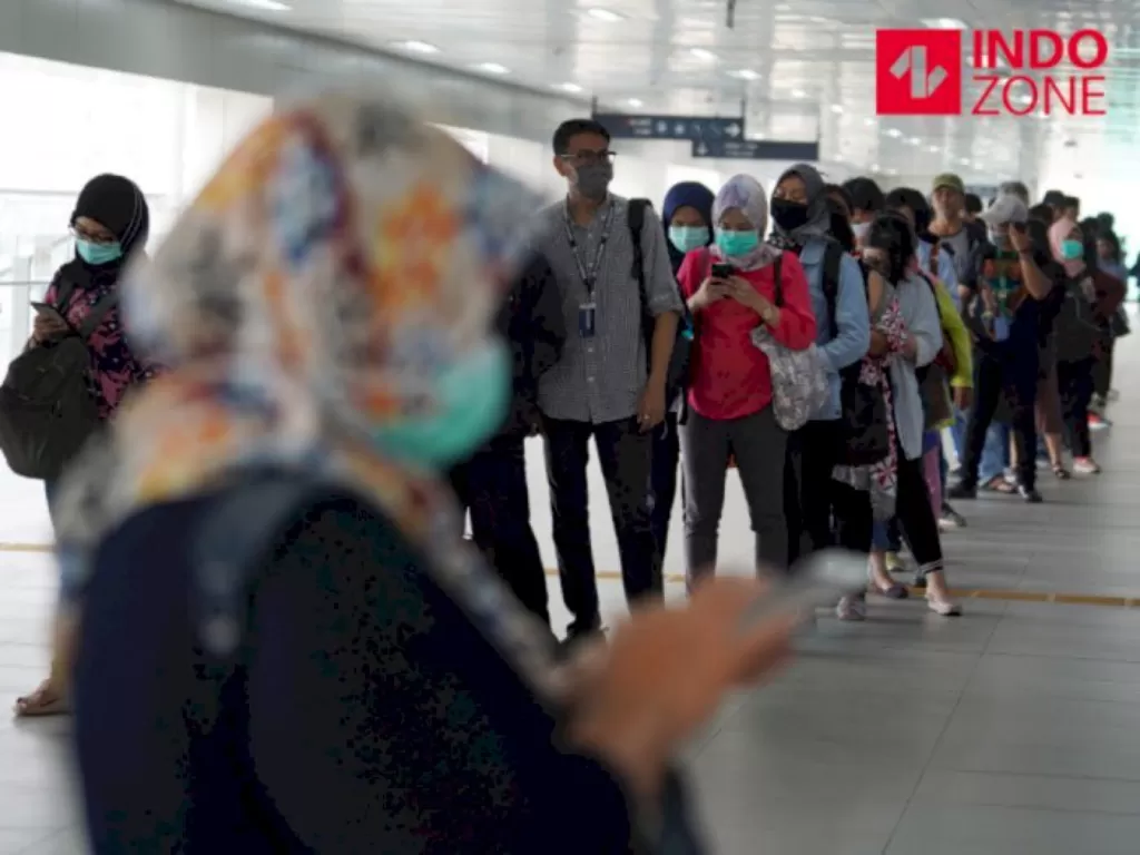 Antrean calon penumpang MRT mengular hingga ke luar Stasiun MRT Lebak Bulus, Jakarta, Senin (16/3/2020). (INDOZONE)