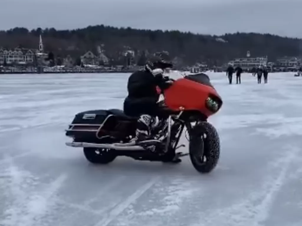 Motor Harley Davidson saat melakukan drift di es (photo/Facebook/Harley Davidson People)
