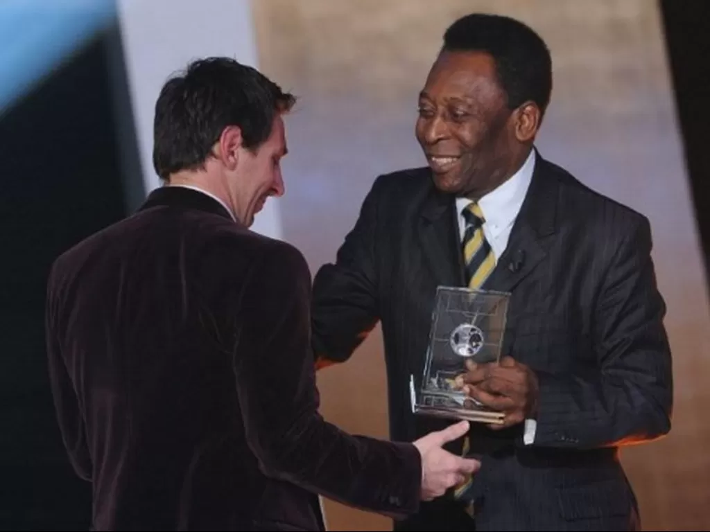 Lionel Messi (kiri) saat menerima penghargaan yang diserahkan oleh Pele (kanan). (Istimewa)