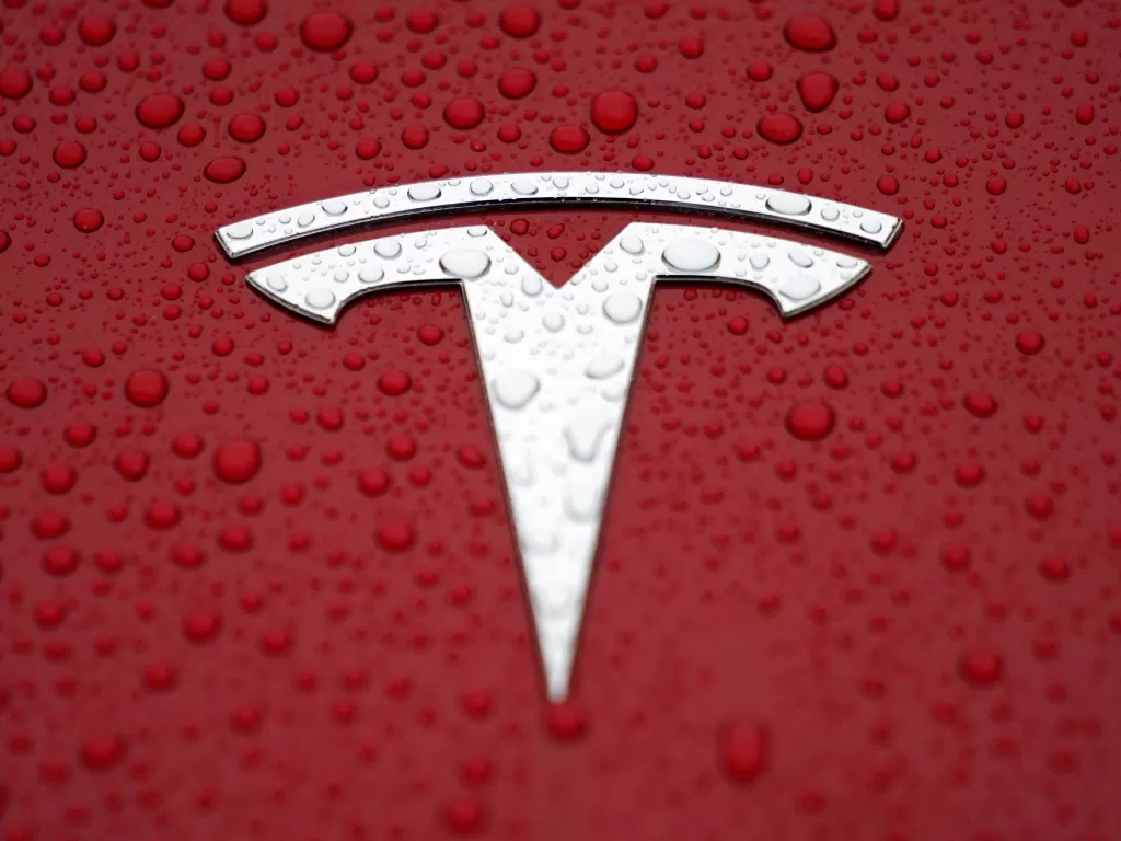 Tampilan logo Tesla saat terlihat di Tesla Gigafactory, Tiongkok (photo/REUTERS/Aly Song)