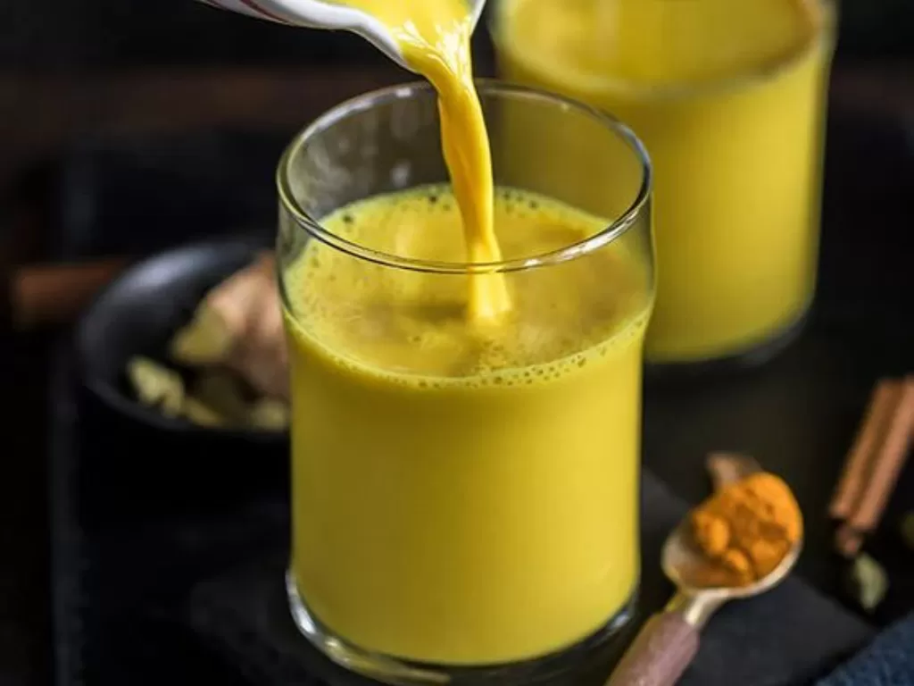 Susu kunyit atau golden milk. (Pinterest/Cook With Manali)
