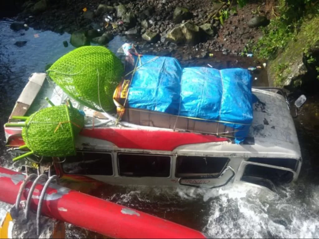 Bus yang ditabrak truk mengalami rem blong terjun ke sungai di kawasan Air Terjun Lembah Anai, Kecamatan Sepuluh Koto, Kabupaten Tanah Datar, Rabu. (Ist)