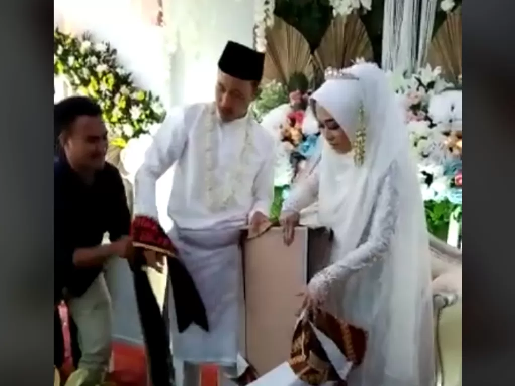 Pasangan pengantin tengah membuka kado pernikahan viral (Tiktok)