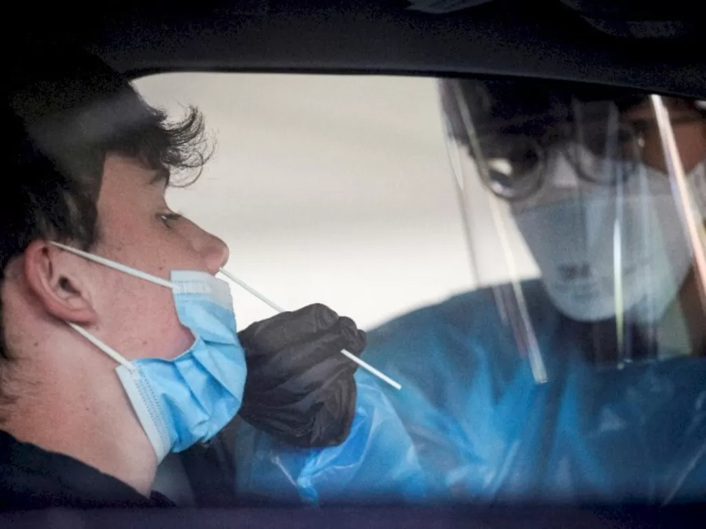 Ilustrasi tenaga medis lakukan tes usap. (Reuters/BrendanMcDermid)