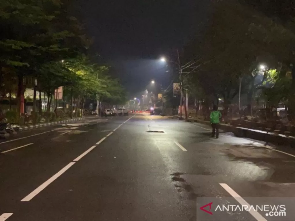 Kondisi di jalan penghibur, Pantai Losari saat malam pergantian tahun 2021 di Makassar, Sulawesi Selatan, Jumat (1/1/2021). (ANTARA/Darwin Fatir)