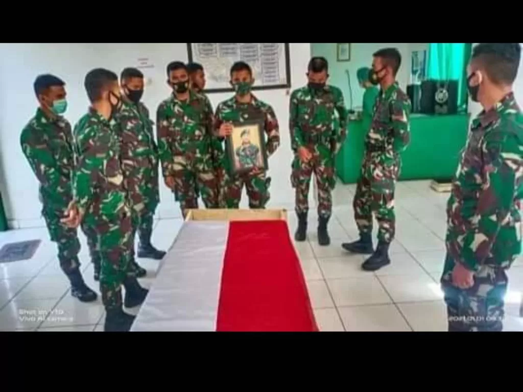 Prajurit TNI melepas kepergian Prada Yopan Setiandi, yang tewas dikeroyok remaja pada malam tahun baru 2021. (instagram/devina jasmine wijaya)