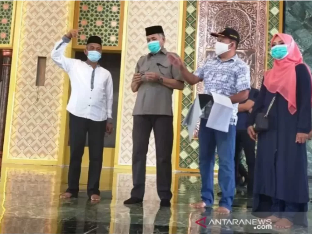 Gubernur Aceh Nova Iriansyah (dua dari kiri) mendengarkan penjelasan dari Bupati Nagan Raya HM Jamin Idham saat mengunjungi Masjid Agung Baitul A'la (Masjid Giok) di Kompleks Perkantoran Suka Makmue, Jumat (1/1/2020). (ANTARA/HO)