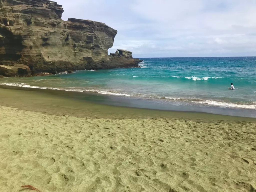 Pantai pasir hijau di Hawaii. (southkohala.com)