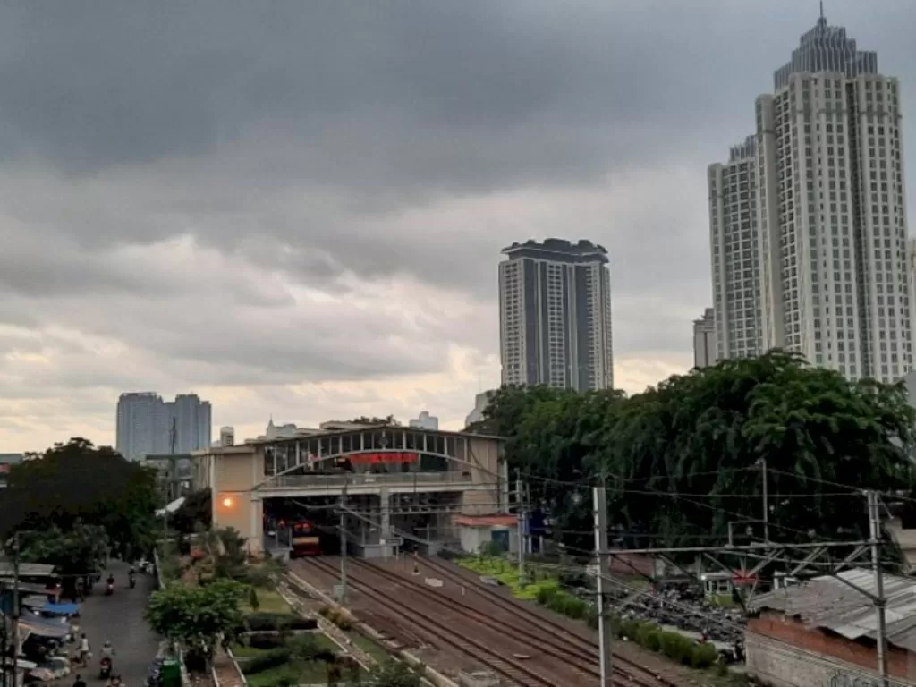 Awan mendung tampak menggelayut di wilayah Jakarta Selatan, terpantau dari wilayah Cipulir. (ANTARA/Laily Rahmawaty)