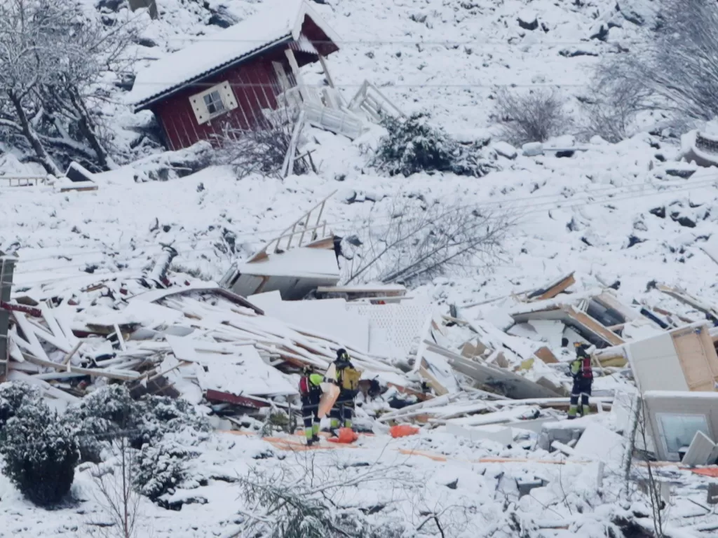 Gambaran kerusakan saat layanan darurat bekerja selama operasi penyelamatan dua hari setelah tanah longsor terjadi di Ask (REUTERS/NTB)