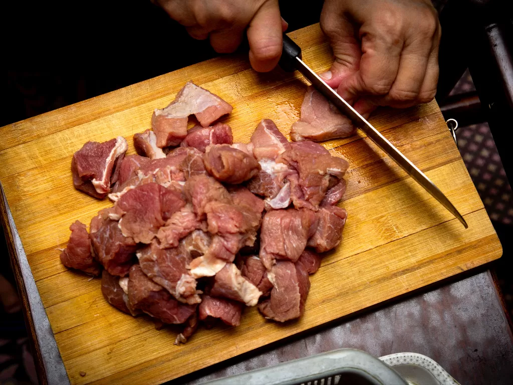 Ilustrasi daging yang mengandung banyak kalori (Photo/Unsplash/@usmanyousaf)