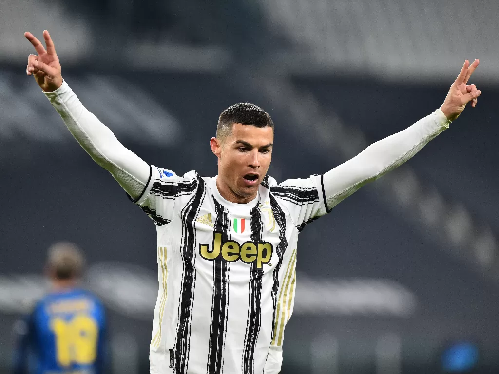 Cristiano Ronaldo melakukan selebrasi usai membobol gawang Udinese pada lanjutan Liga Italia Serie A, Senin (4/1/2021). (REUTERS/Massimo)