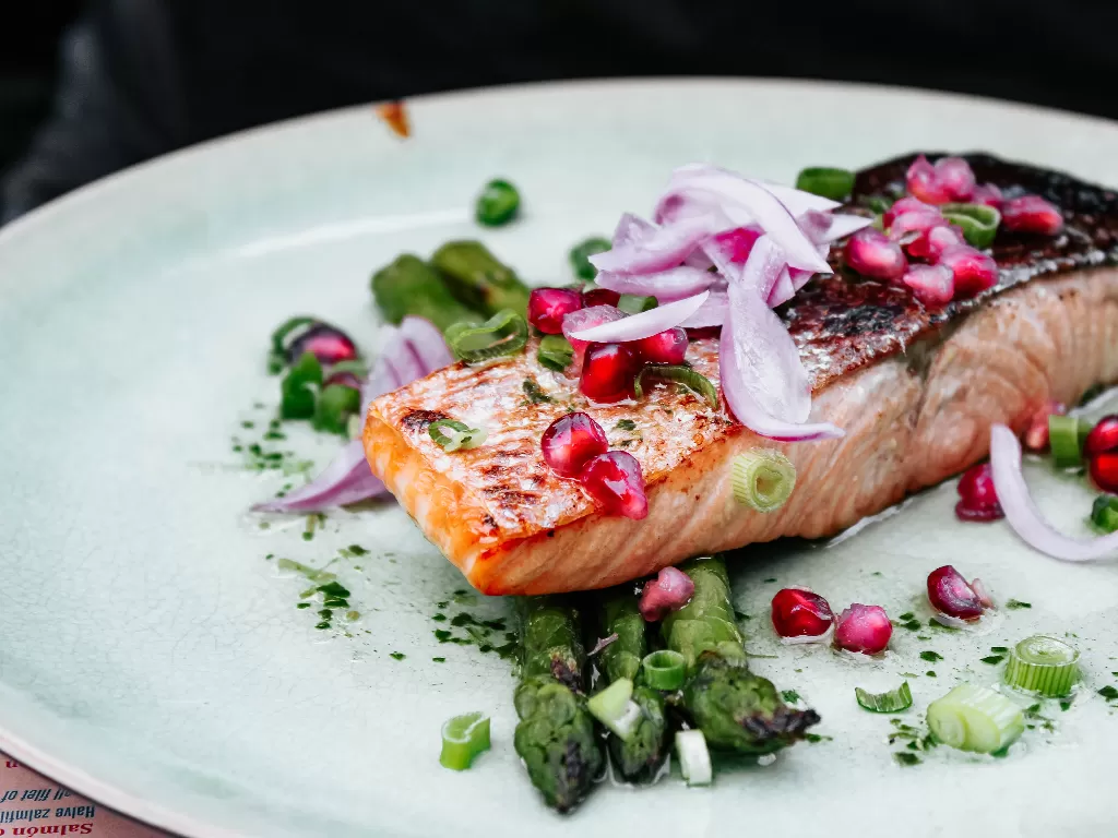 Salmon baik untuk dikonsumsi wanita usia 40-an. (Unsplash/@micheile)