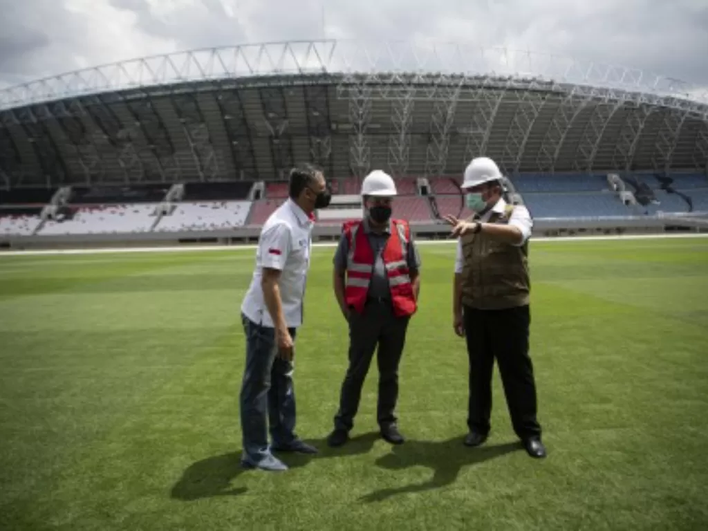 Wakil Ketua Umum PSSI Iwan Budianto (kiri) saat meninjau Stadion Gelora Sriwijaya Jakabaring, Selasa (8/12/2020). (ANTARA FOTO/Nova Wahyudi)