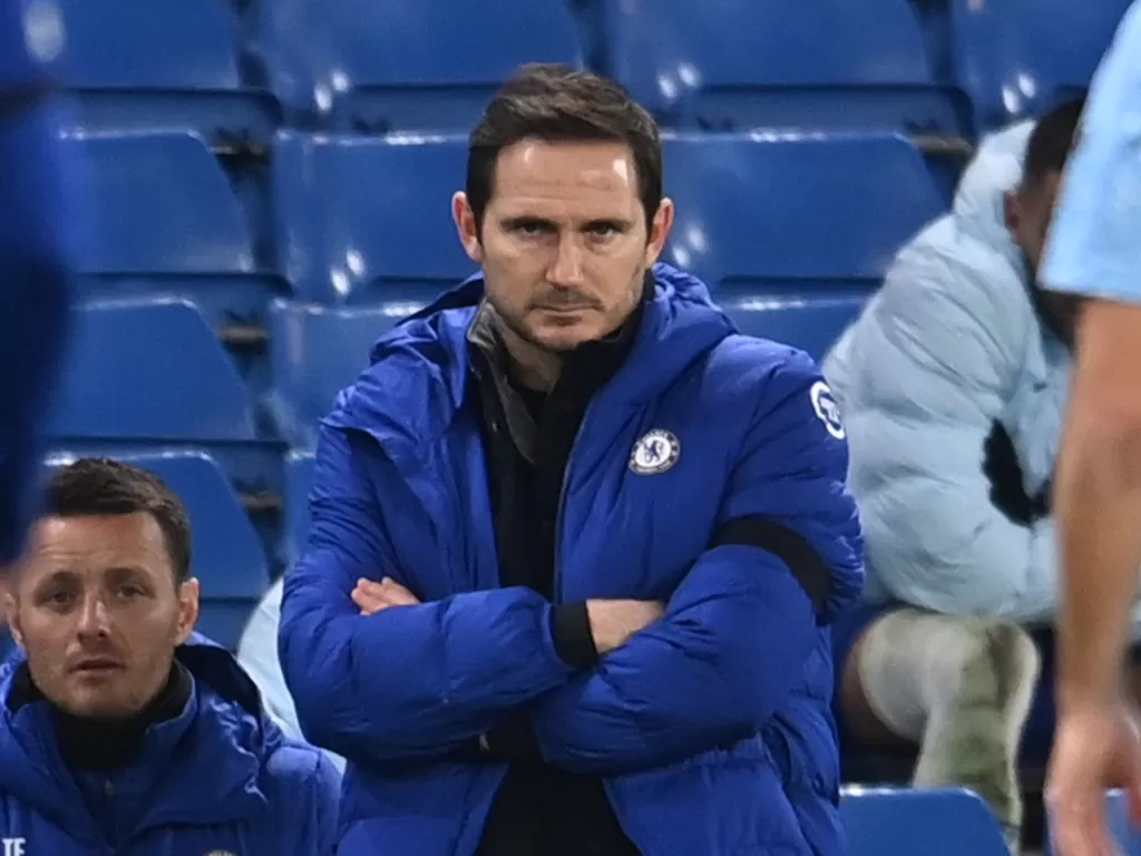 Ekspresi Pelatih Chelsea Frank Lampard melihat anak asuhnya diperlukan Manchester City, Minggu (3/1/2021). (REUTERS/Andy Rain)