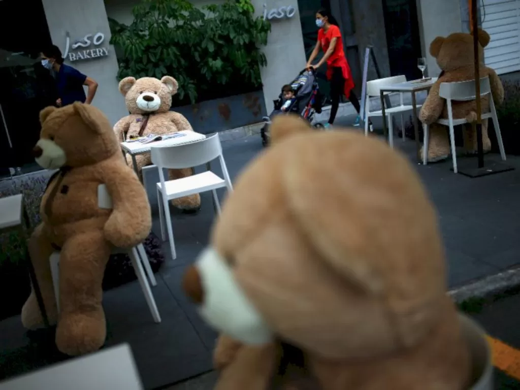 Boneka beruang Teddy diletakkan di meja untuk menerapkan jarak sosial di restoran Jaso Bakery, Meksiko, (23/7/2020). (REUTERS/Edgard Garrido)