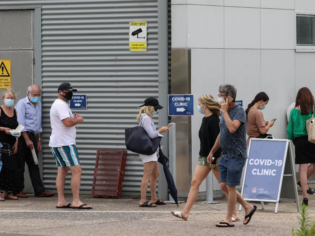 Masyarakat Sydney memakai masker di area publik. (photo/REUTERS/Loren Elliott)