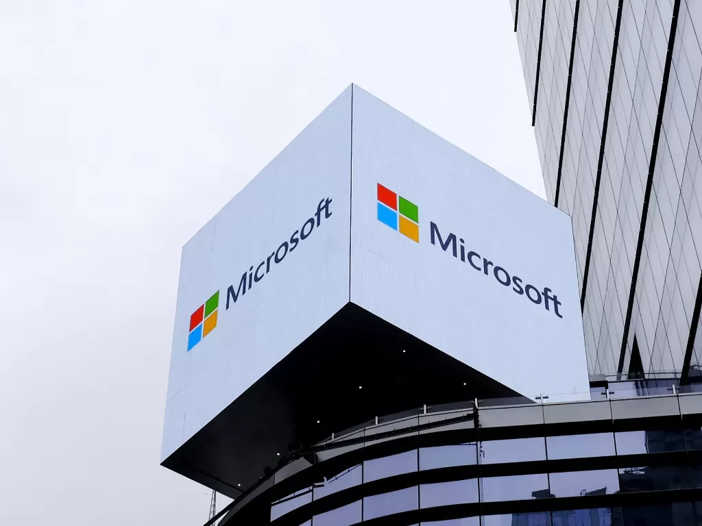 Tampilan logo perusahaan Microsoft di Manhattan, New York (photo/REUTERS/Rickey Rogers)