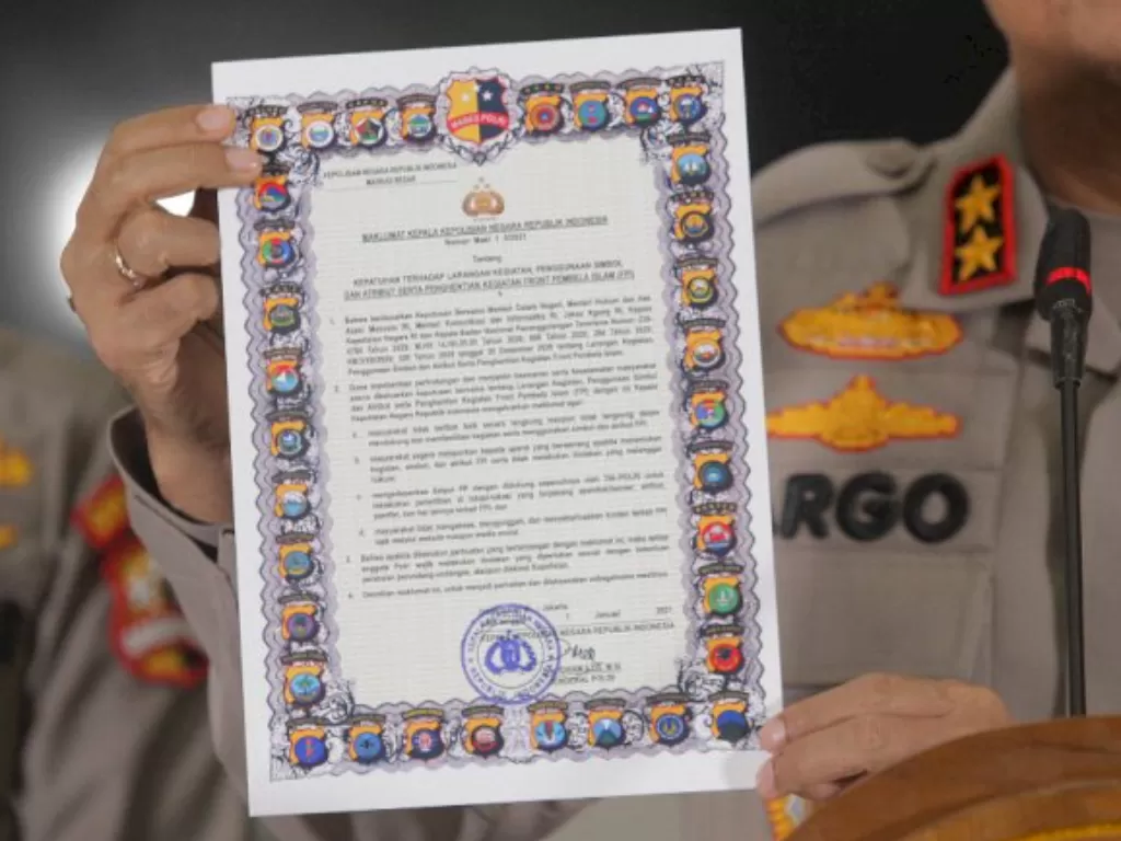 Kadivhumas Polri Irjen Pol Argo Yuwono didampingi Karopenmas Brigjen Pol Rusdi Hartono menunjukkan surat Maklumat Kapolri tentang Larangan Simbol FPI di kantor Bareskrim, Mabes Polri, Jakarta, Jumat (1/1/2021). (ANTARA FOTO/Reno Esnir)
