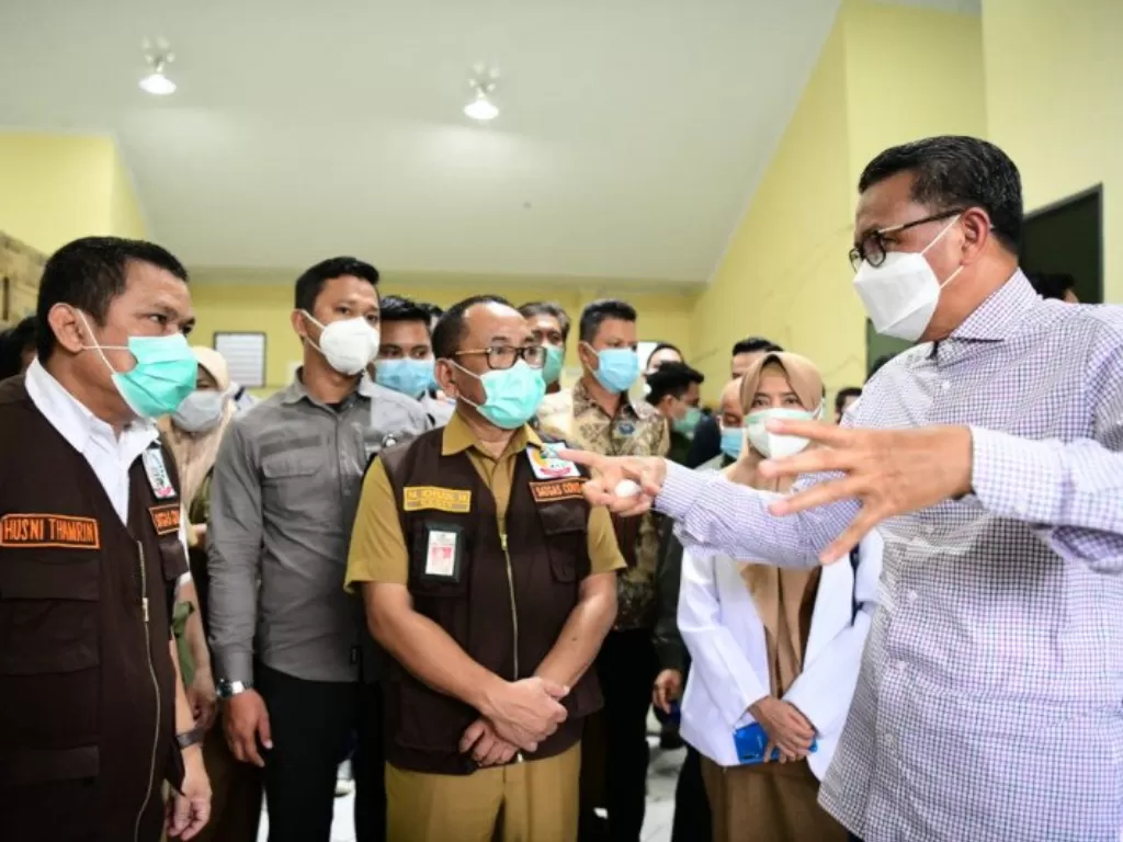 Gubernur Sulawesi Selatan HM Nurdin Abdullah saat meninjau lokasi penyimpanan vaksin COVID-19 di Kantor Dinkes Sulawesi di Makassar, Selasa (5/12/2021). (ANTARA/HO/Humas Pemprov Sulsel)