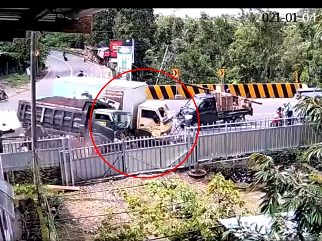 Dump truk tabrak truk box (Facebook/ Aditya Maulana)