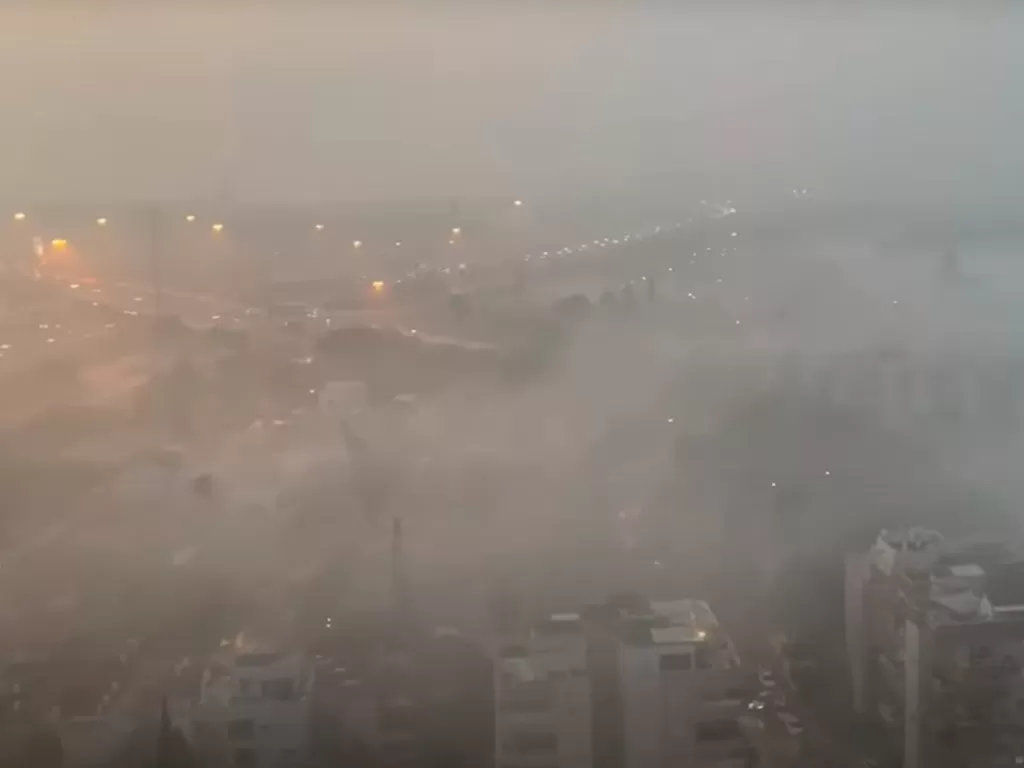 Suasana kota di wilayah Israel tengah yang tertutup kabut. (Youtube).