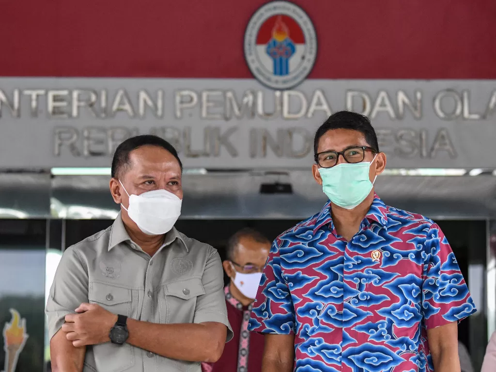 Menpora Zainudin Amali (kiri) berbincang dengan Menparekraf Sandiaga Salahuddin Uno (kanan). ANTARA FOTO/M Risyal Hidayat