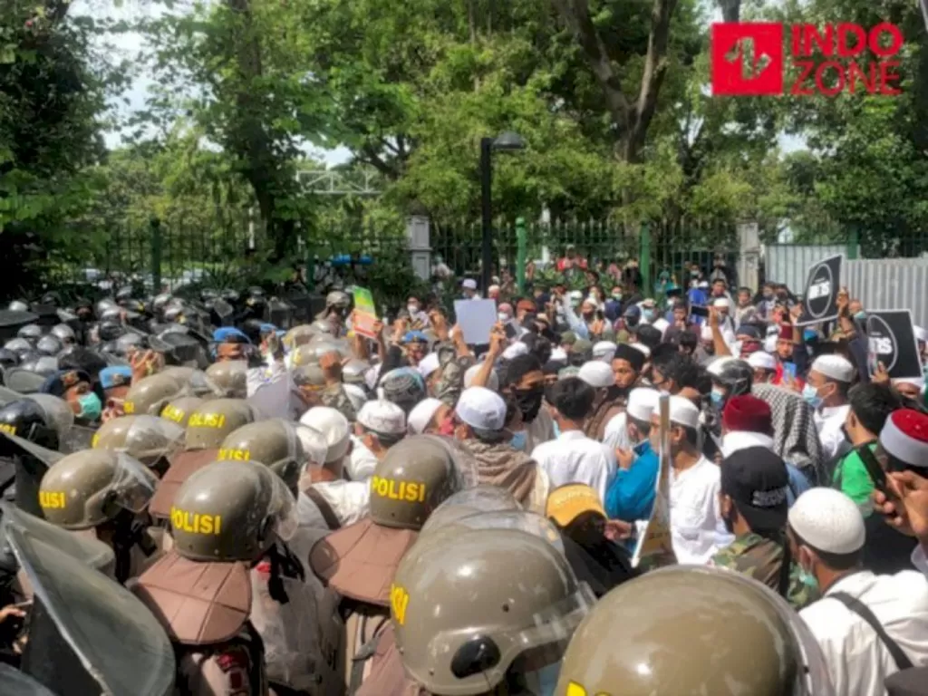 Pembubaran massa aksi 1812 di Jalan Medan Merdeka Selatan, Jakpus. (INDOZONE/Samdudhuha Wildansyah)