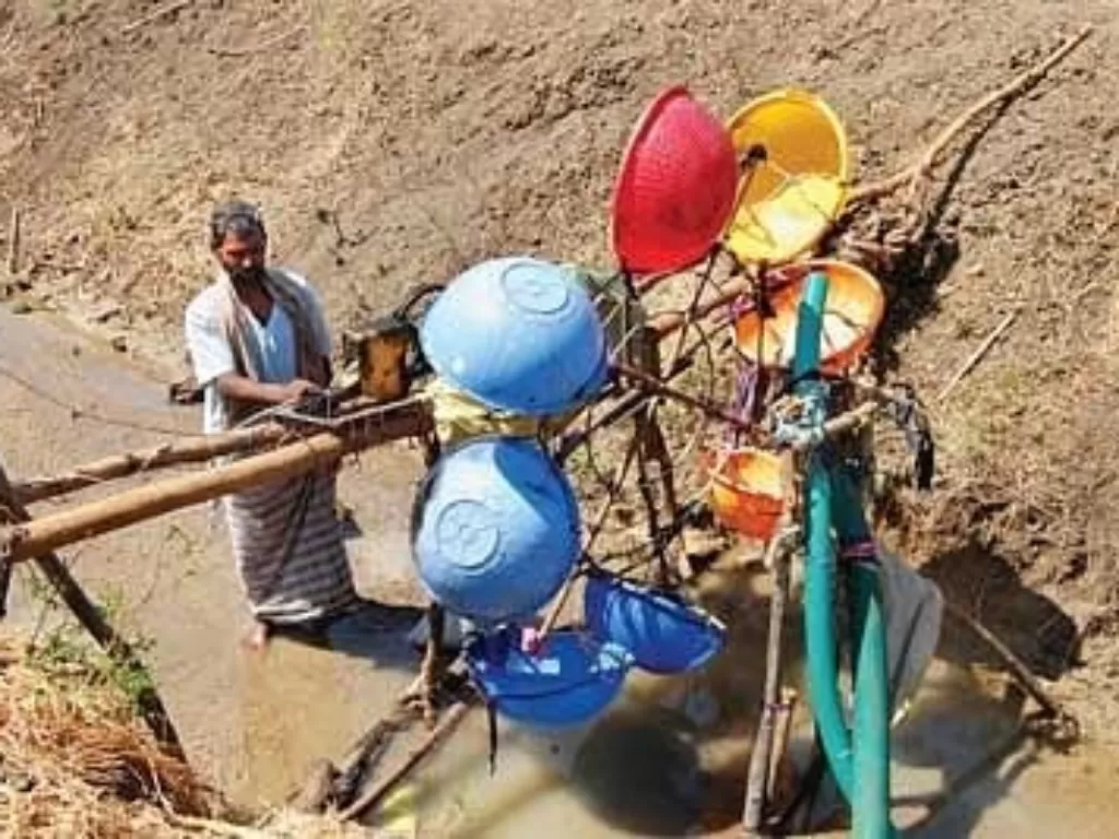 Seorang petani yang berasal dari desa terpencil di Karnataka, India belakangan ini mencuri perhatian setelah berhasil membuat kincir air. (Photo/Twitter/@VVSLaxman281)