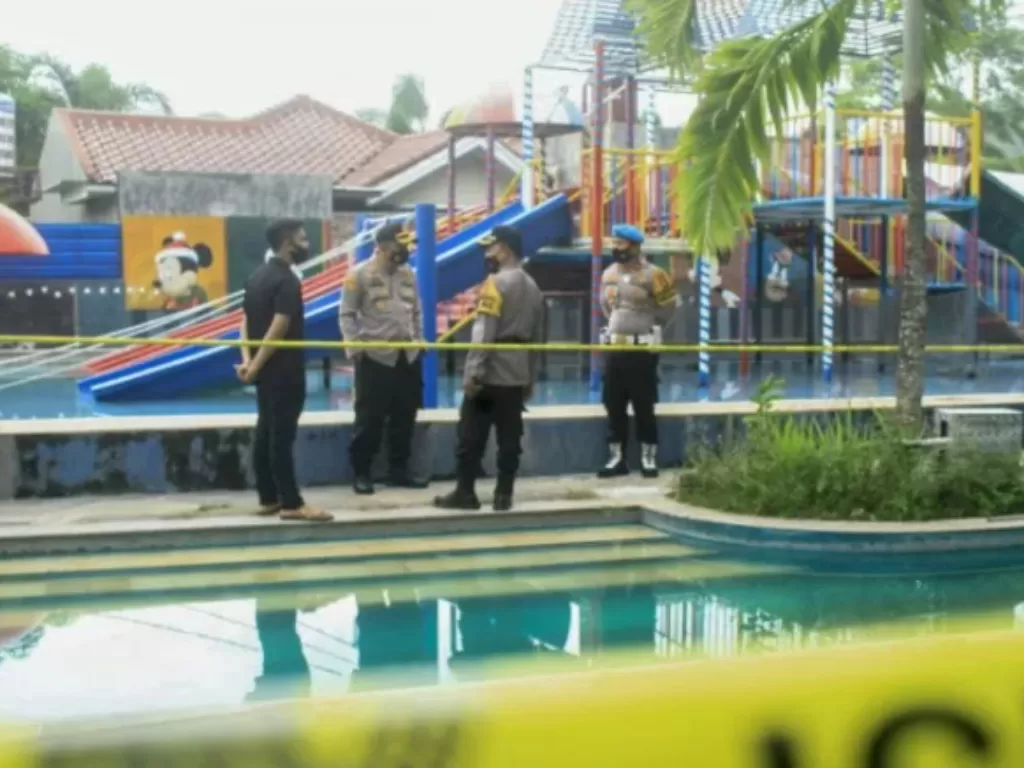 Polisi menutup sementara wahana Cafless Waterpark terkait tenggelamnya dua bocah saat bermain (Antara)