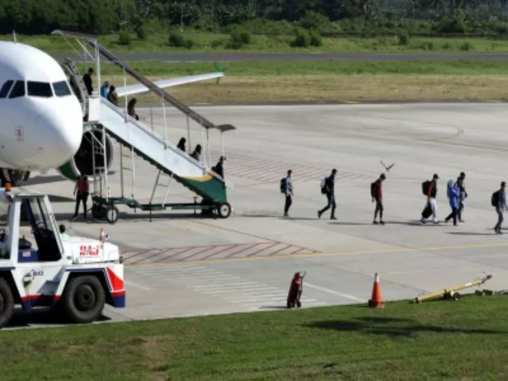 Ilustrasi penumpang turun dari pesawat Angkasa Pura II. (ANTARA FOTO/Budi Candra Setya)