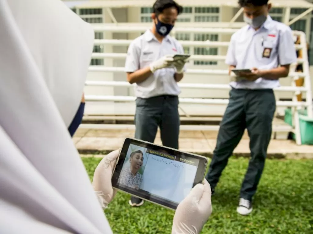 Sejumlah siswa belajar daring melalui gawai tablet seusai menerima bantuan kuota internet di SMAN 9 Bandung, Jawa Barat, Senin (31/8/2020). (ANTARAFOTO/M Agung Rajasa)