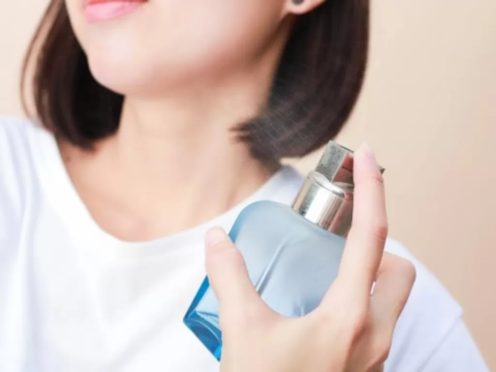 Ilustrasi Memakai Parfum. (Photo/Ilustrasi/Shutterstock)