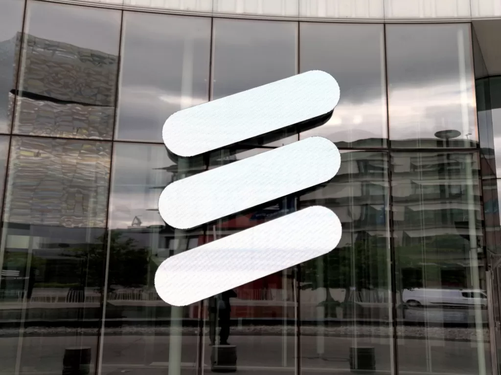 Logo perusahaan teknologi Ericsson asal Swedia (photo/REUTERS/Olof Swahnberg)