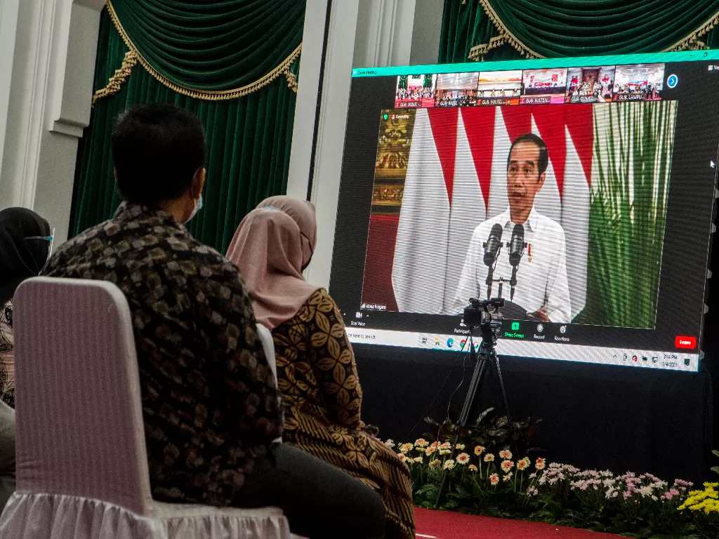 Presiden Republik Indonesia Jokowi memberikan arahan secara virtual kepada warga penerima bantuan sosial. (Foto: ANTARA/Novrian Arbi)