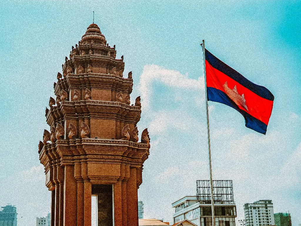 Bendera Kamboja berkibar. (Unsplash/@nardly)