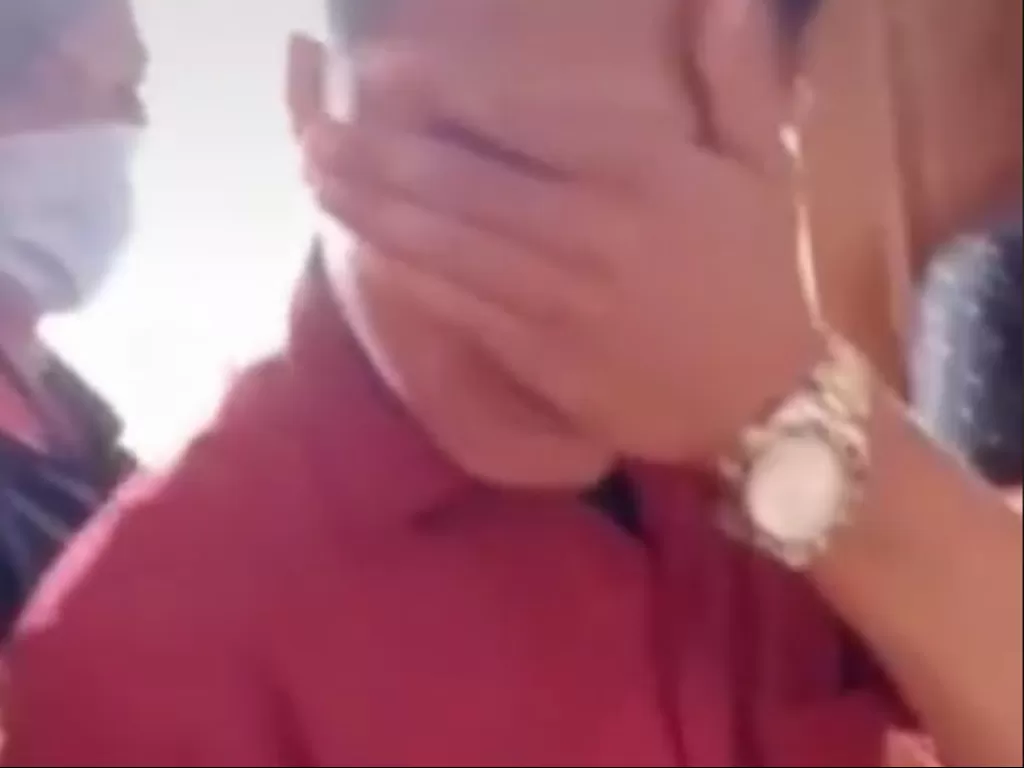 Pria menangis saat datang ke pernikahan mantan kekasih viral (Tiktok)